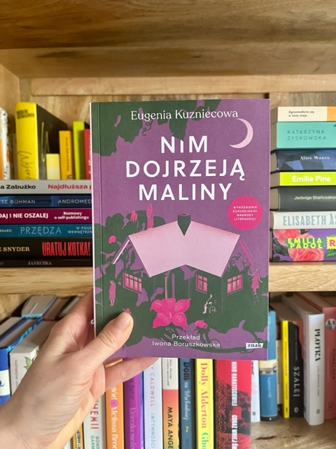 „Nim dojrzeją maliny”. Ciepła i niestereotypowa powieść obyczajowa.