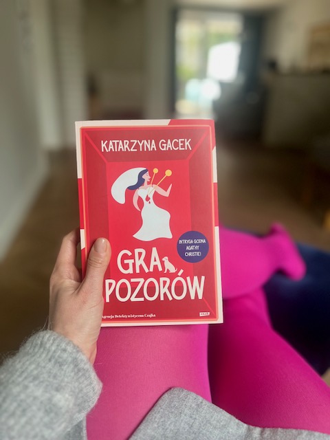 „Gra pozorów”.  Kryminał obyczajowy na poprawę humoru.