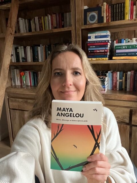 Maya Angelou „Wiem, dlaczego w klatce śpiewa ptak”. Literatura, która żłobi ślad.